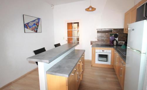 une cuisine avec un comptoir et un réfrigérateur dans l'établissement La Cité des Peintres, à Collioure