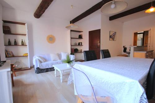 un salon avec un grand lit et un canapé dans l'établissement La Cité des Peintres, à Collioure