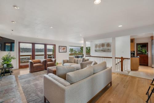 Χώρος καθιστικού στο Lakeview house centrally located
