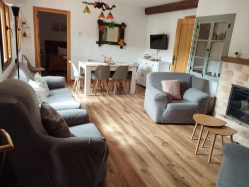 een woonkamer met een bank en een tafel bij Casa Arroyo de la Celada in Riópar