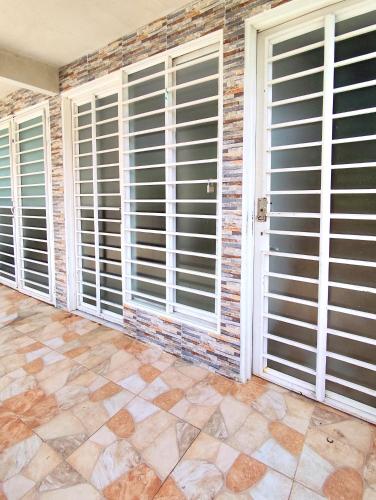 a room with large windows with blinds at Apto Completo 2Hab Popayán in Popayan