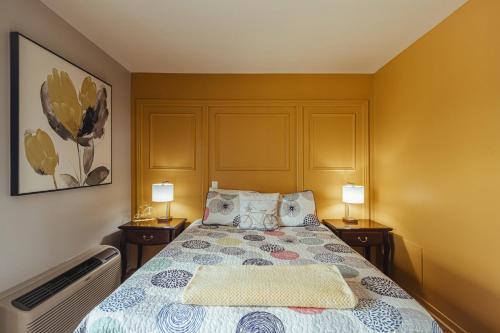 Una cama o camas en una habitación de Motel le Point de Vue