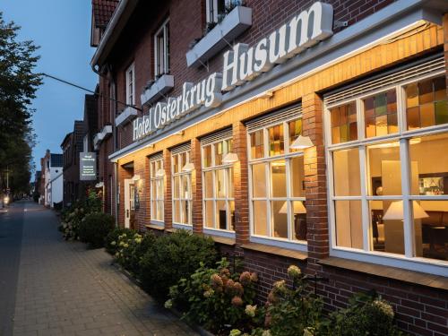 フーズムにあるHotel Osterkrugの煉瓦造りの建物