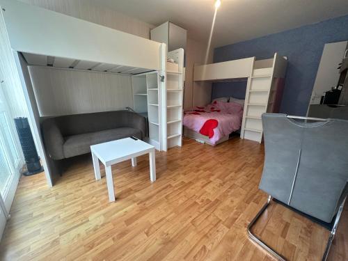 une chambre avec un lit, un canapé et une table dans l'établissement Géante Chambre Privative avec Balcon pour Groupe, à Castres