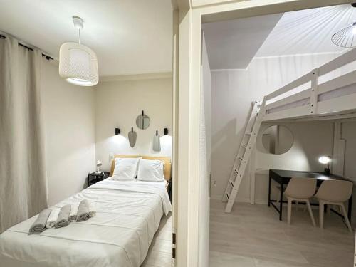 - une chambre avec un lit et une mezzanine avec un bureau dans l'établissement Appartement calme - 2 chambres - Proche promenade, à Nice