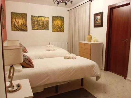 Electra IndustrialにあるCasa Rural Río Fríoのベッドルーム(ベッド2台、ランプ付)