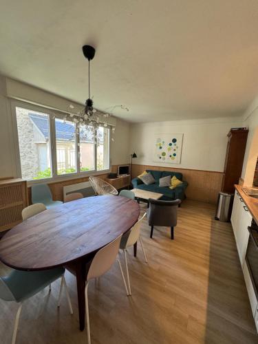 un salon avec une table et un canapé dans l'établissement La Fontaine de St Clément, à Luz-Saint-Sauveur