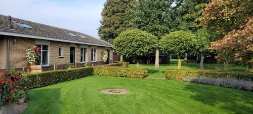 Wellness bungalow met privésauna en hot tub - Glamping aan de Maas