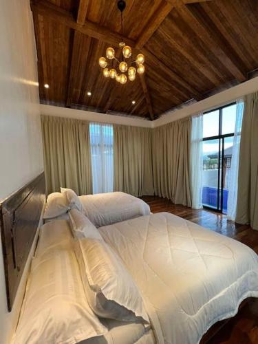 Ένα ή περισσότερα κρεβάτια σε δωμάτιο στο peaceful bamboo farm villa