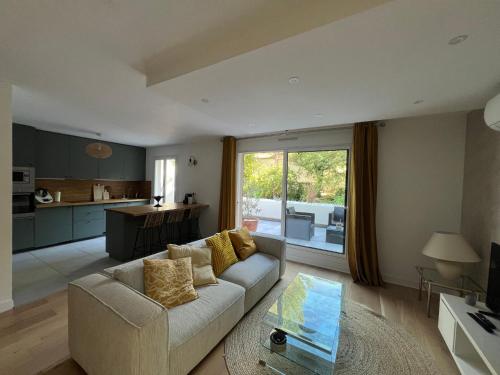 un salon avec un canapé et une table dans l'établissement Appartement Résidence Villeneuve, à Villeneuve-lès-Avignon