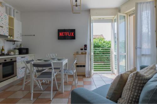 a kitchen and living room with a table and chairs at Crema, terrazza, a pochi passi dal centro città in Crema