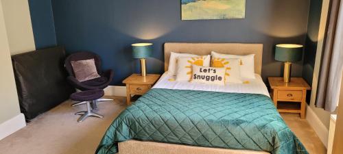 a bedroom with a bed with a chair and two lamps at *Leamington Apartments* - Avenue Road - 1 bedroom apartment in Leamington Spa