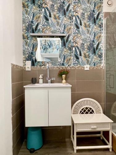 une salle de bain avec un lavabo et un miroir dans l'établissement La Belle Donne maison 6 personnes baby foot PS4 - ventilateurs, à Pontcharra