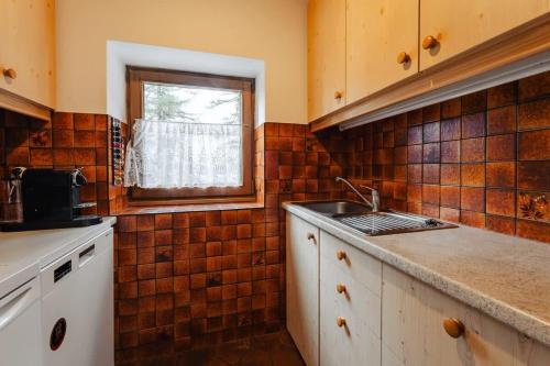 Una cocina o cocineta en Lima Alpine Lodges - Almhaus Petra