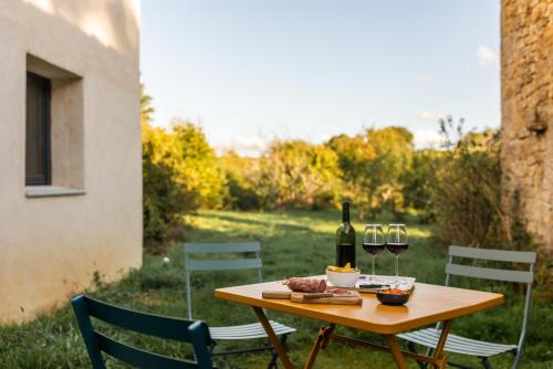 Getränke in der Unterkunft Le gîte des Jardins de Lumière