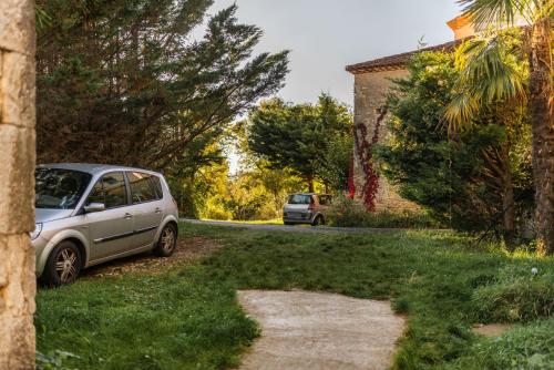 Ein Garten an der Unterkunft Le gîte des Jardins de Lumière