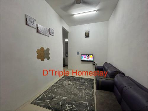 BembanにあるD'Triple Homestay Bandar Jasin Bestari Jasin Melakaのソファとテレビのあるリビングルーム
