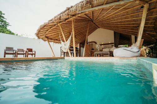 Πισίνα στο ή κοντά στο ALOE Ecological Beach & Jungle Villas