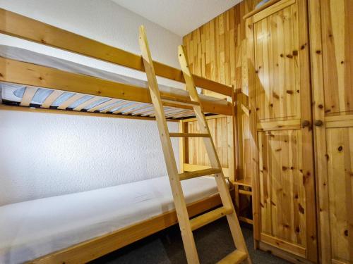 - deux lits superposés dans une chambre avec une échelle dans l'établissement Studio cabine confortable, exposition Sud, proche pistes et commerces, balcon inclus - FR-1-425-171, à Flaine