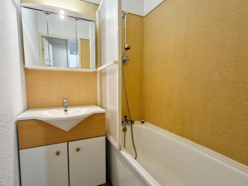 une salle de bain avec un lavabo, un miroir et une baignoire dans l'établissement Studio cabine confortable, exposition Sud, proche pistes et commerces, balcon inclus - FR-1-425-171, à Flaine