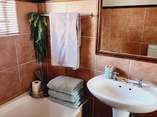 Un baño con lavabo, inodoro y bañera. en Sable woods, en Pretoria