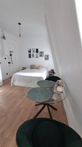 une chambre avec deux tables et un lit dans l'établissement Cozy Charming Studio with breathtaking view, à Paris