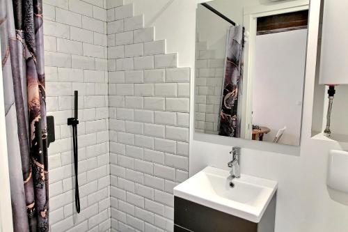 een witte badkamer met een wastafel en een spiegel bij B&B tra i tetti in Menton