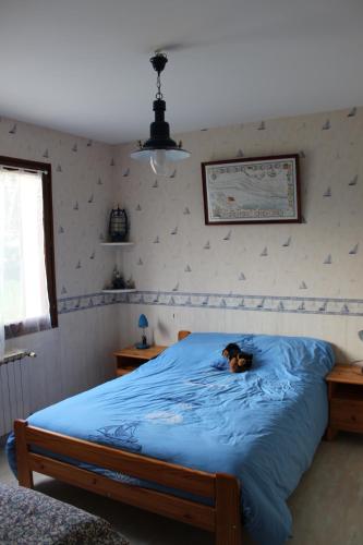 un chien allongé sur un lit dans une chambre dans l'établissement Maison de famille, à La Teste-de-Buch