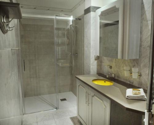 Un baño con ducha con lavabo y espejo. en Villa Romana Fréjus, en Fréjus