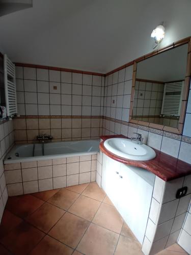 Ένα μπάνιο στο Luna Reale Relais e Suite