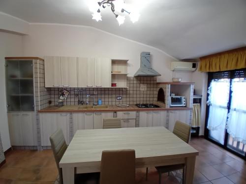 Η κουζίνα ή μικρή κουζίνα στο Luna Reale Relais e Suite