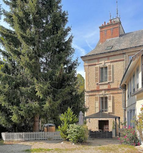 a house with a pine tree in front of it at Gite L'Instant Champenois in Bréviandes