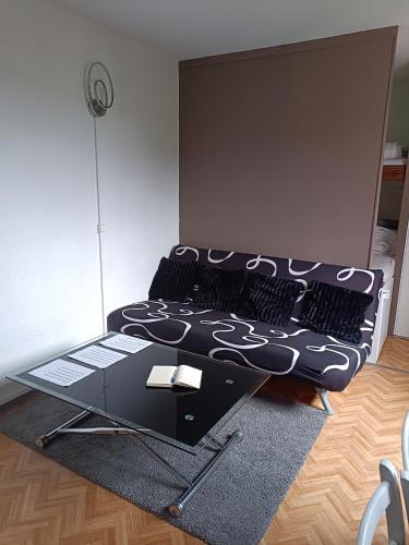 Cette chambre comprend un lit avec un ordinateur portable. dans l'établissement Les myrtilles La Pierre Saint Martin, à Arette