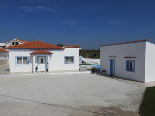a white house with a large driveway at Aldeia na Praia - Vale Furado in Pataias