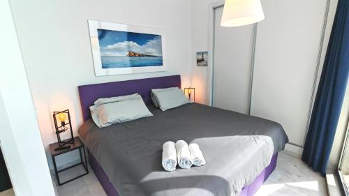 um quarto com uma cama com dois pares de sapatos em cima em Highest penthouse with best skyline & sea views em Benidorm