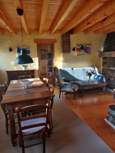 un salon avec un canapé et une table dans l'établissement Gîte Canigou, à Jujols