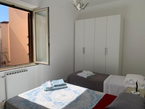 a small room with two beds and a mirror at Bed & Breakfast StudioArcodia- in San Marco dʼAlunzio