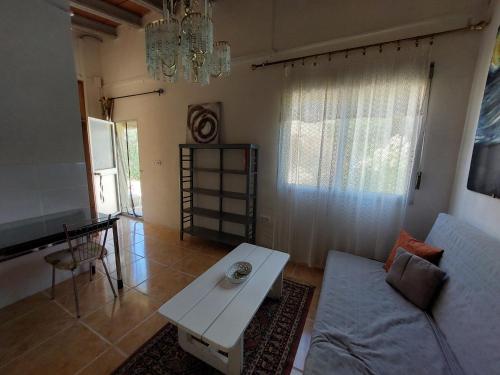 a living room with a couch and a table at Appartement Casita in Ontinyent