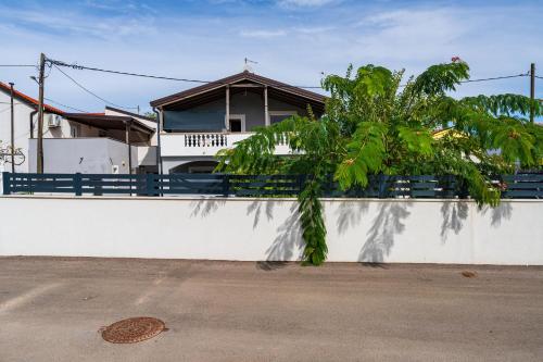 Afbeelding uit fotogalerij van Apartman sa bazenom u Ninu A1 in Nin