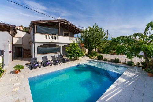 Apartment with Pool in Nin A1