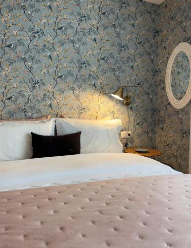 a bedroom with a bed and a wall with wallpaper at Apartamento Galeguiña in Vigo
