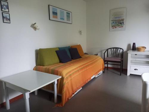 Ce lit se trouve dans un dortoir doté d'une table et d'un lit sidx sidx. dans l'établissement Appartement 2 4 personnes, à Piriac-sur-Mer