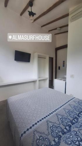 a bedroom with a bed in a room at Alma Surf House in Boicucanga