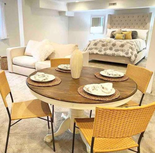 Χώρος καθιστικού στο Colonial Stay- 7 BR-up to 14 Guests