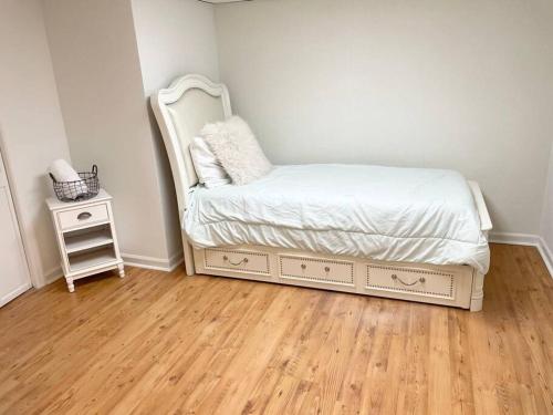Ένα ή περισσότερα κρεβάτια σε δωμάτιο στο Colonial Stay- 7 BR-up to 14 Guests