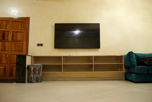 Μια τηλεόραση ή/και κέντρο ψυχαγωγίας στο Fes apartment