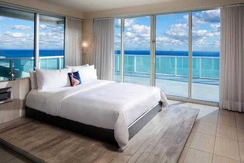 Ένα ή περισσότερα κρεβάτια σε δωμάτιο στο W Fort Lauderdale