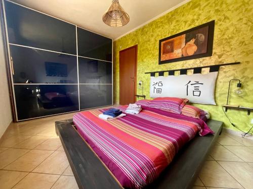 una camera da letto con un letto grande in una stanza di Casa BERTO Anagnina a La Romanina