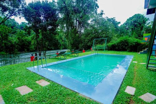 Bazén v ubytování Falcon Riverview Resorts nebo v jeho okolí