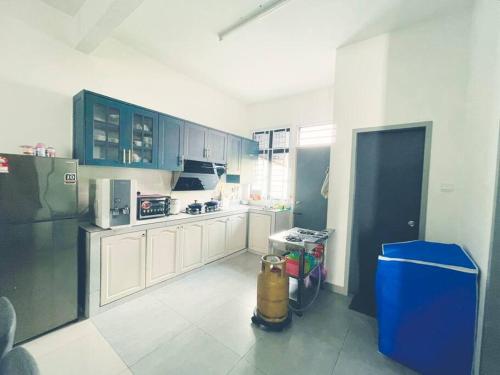 Kuchyň nebo kuchyňský kout v ubytování Homestay Teratak Cinta